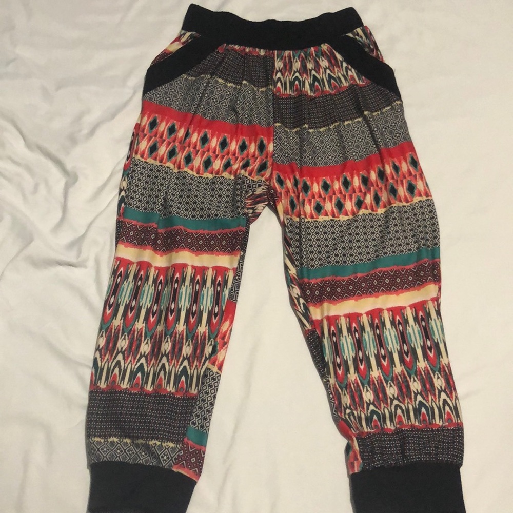 Funky pattern multi colored 7/8 length pants